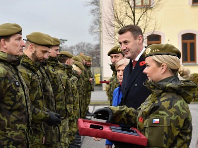 V Den válečných veteránů vyznamenali zachránce života, vojáky i hasiče