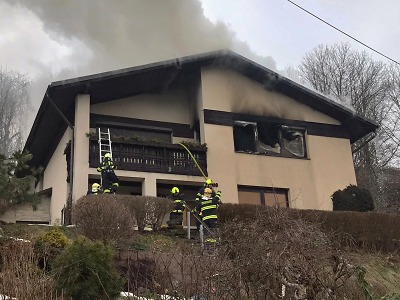 Hasiči zasahovali u požáru domu v Železném Brodě