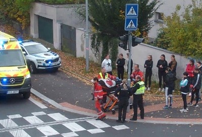 Říjnové střípky z městské policie: Ležící paní pomáhala skupina děvčat