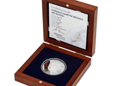 Česká mincovna ocenila Jiřího Menzela medailí s jeho portrétem