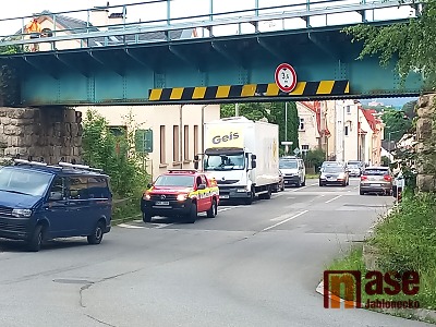 Nákladní auto narazilo v Jablonci do železničního mostu