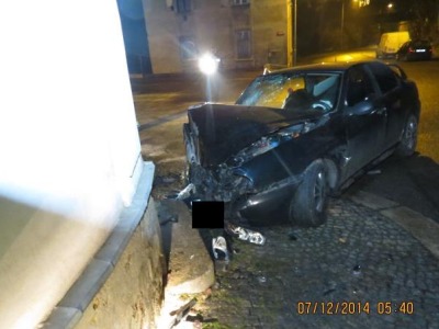 Řidič pod vlivem drog havaroval s autem v ulici Dlouhá v Jablonci