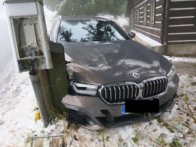 Na rozbředlém sněhu v Bedřichově dostal řidič smyk