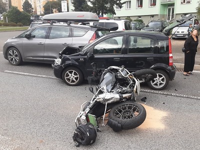 V Desné se srazila dvě auta a motocykl