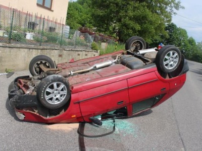 Ve Frýdštejně mladá řidička přetočila auto na střechu