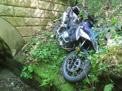 Řidička s motocyklem havarovala v Plavech