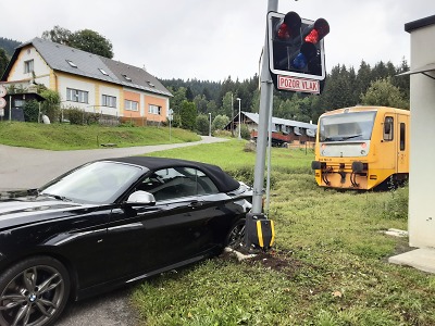 Na přejezdu v Jiřetíně pod Bukovou došlo ke srážce vlaku s autem