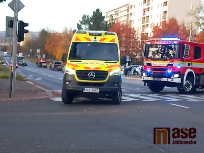 Při nehodě v Palackého ulici v Jablonci byl zraněn chodec