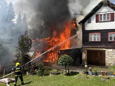 Hasiči zasahovali u požáru domu v Kořenově