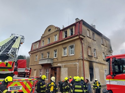 Hořel dům v Pulečném, hasiči zachránili dva lidi