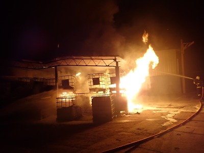 Hasiči zasahovali u požáru v průmyslovém areálu v Rýnovicích