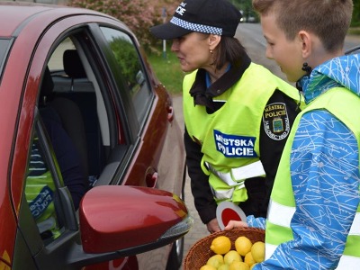 Jablka a citrony pro řidiče opět rozdávali děti i strážníci