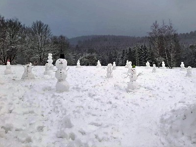 Sněhuláci vyrostli za mateřskou školkou v ulici Arbesova