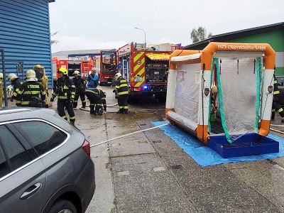 Z poškozeného barelu na kamionu unikala kyselina