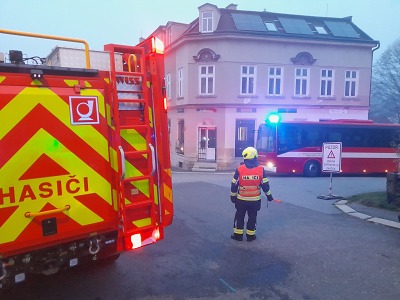 Z poškozeného potrubí v Jablonci unikal plyn, hasiči evakuovali 34 lidí