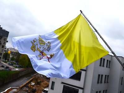 Na počest zesnulého papeže Františka visí na kraji vlajka Vatikánu  