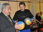 V Jablonci se konal volejbalový turnaj měst. Starosta Jablonce Petr Tulpa spolu s manažerem Sport Jablonec s.r.o. Petrem Hemerkou (vpravo) kontrolují míče.