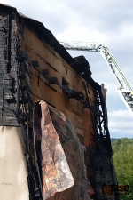 Zásah hasičů při požáru v bývalém penzionu v Tanvaldě