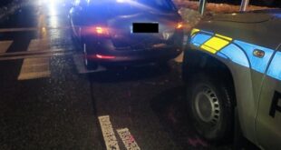Policie hledá svědka srážky policejního auta s dalším vozem
