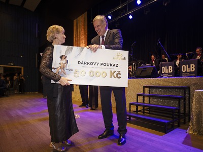 symbolické předávání poukazu