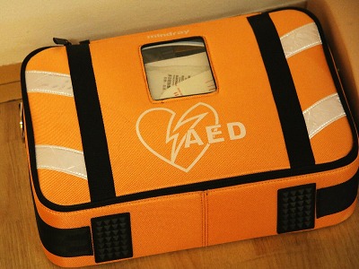 Defibrilátory zachraňují lidské životy. Kraj opět podpoří jejich nákup