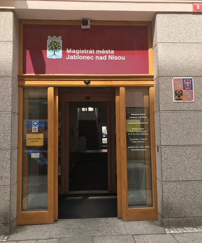 Magistrát bude měnit okna budovy v Komenského ulici