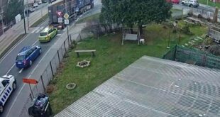 Řidič s náklaďákem v centru Jablonce uvízl a zablokoval silnici