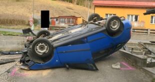 Vlivem mikrospánku skončil v Loučné s autem na střeše