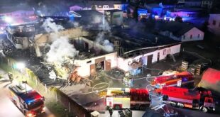 FOTO: V obci Horka hořel průmyslový objekt, škoda je 300 milionů