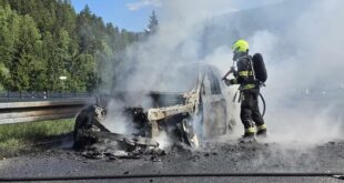 U křižovatky v Kořenově hořelo osobní auto