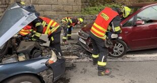 Ve Velkých Hamrech se srazila dvě auta, tři lidé vážně zranění