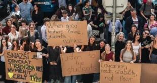 Studenti Gymnázia U Balvanu protestovali proti vedení školy