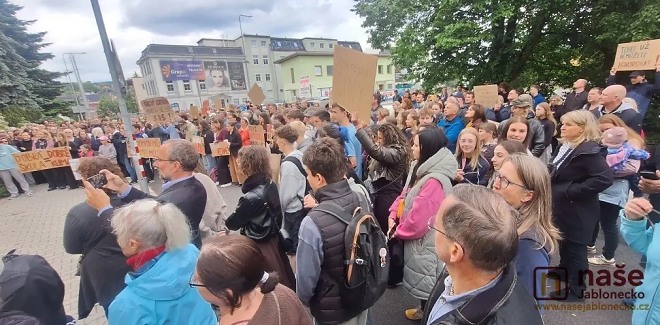 Protest před Gymnáziem U Balvanu