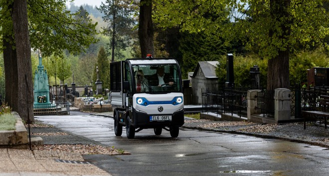 Elektromobil pro správu hřbitovů