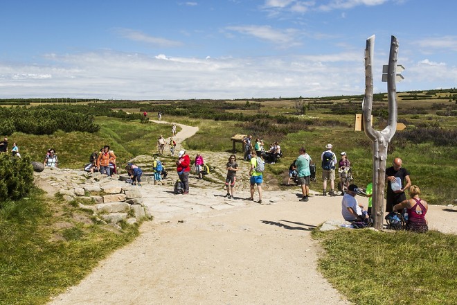 Turisté u pramene Labe v Krkonoších