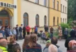 Studenti, rodiče, pedagogové, absolventi i bývalé vedení školy se v pondělí večer sešli před Gymnáziem U Balvanu. Podle odhadů dorazilo takřka 300 lidí, kteří vyjádřili podporu studentům a učitelům a upozornili na dlouhodobou nespokojenost s poměry ve škole. Na setkání dorazil také hejtman Libereckého kraje Martin Půta.