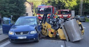 V Jablonci se srazilo osobní auto se silničním válcem